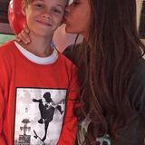Ein Küsschen von Mama gibt es für Romeo Beckham auf diesem Instagramschnappschuss. Der zweitälteste Sohn von Victoria Beckham scheint aber nichts dagegen zu haben.