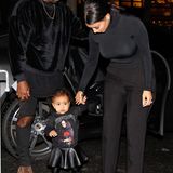 Kanye West, seine Frau Kim Kardashian und ihre niedliche Tochter North sind haben sich für die Balenciaga-Show im Partnerlook zurecht gemacht.