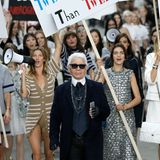 Star-Designer Karl Lagerfeld hat sich auch für seine Frühjahrskollektion 2015 eine tolle Inszenierung einfallen lassen. Er machte aus seinem Laufsteg einen Demonstrationsplatz und lässt Supermodels wie Gisele Bundchen und Toni Garrn für Frauenrechte protestieren.