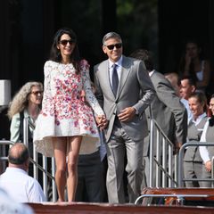 Als Mann und Frau verlassen George Clooney und Amal das Hotel "AMal Canal Grande", in dem die Hochzeitsfeierlichkeiten stattfanden.