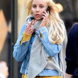 Freunde machen sich große Sorgen um Amanda Bynes. Seitdem die unter psychischen Problemen leidende Schauspielerin Anfang September 2014 bei ihren Eltern ausgezogen ist, scheint sie wieder in alte Muster zurückzufallen. Am 28. September wurde sie einmal wieder in Los Angeles von der Polizei angehalten und festgenommen. Der Vorwurf: Fahren unter Drogeneinfluss. Am Freitag (3. September) wird Bynes mit einem Pflaster im Gesicht und Zigarette in der Hand in New York gesichtet. Dabei soll sie einen deutlich verwirrten Eindruck gemacht haben. Ihre Freunde machen sich große Sorgen um sie. "Sie wird sterben", schlägt einer von ihnen gegenüber "Radar Online" Alarm. Die Schauspielerin wird 2014 unter die gesetzliche Obhut ihrer Eltern gestellt. Ihre Mutter Lynn wird mindestens bis 2020 alle wichtigen medizinischen Entscheidungen treffen. Doch es gibt Grund zur Hoffnung: Aktuell ist der ehemalige Kinderstar an einer Schule für Mode und Merchandising eingeschrieben und wird bald den Abschluss machen und hofft danach auf eine Karriere in dem Bereich.