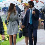 Wegen des unroyalen Wetters sind Regenschirme ihre ständigen Begleiter: Sofia und Carl Philip zeigen sich verliebt wie eh und je. Händchenhalten unter dem Regenschirm inklusive.