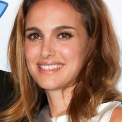 Bis heute hat Natalie Portman ihr jugendlich frisches Aussehen behalten. Auch am Augen-Make-up und dem hübschen Lachen hat sich nichts verändert.