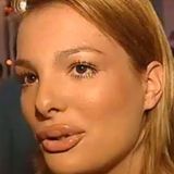 Ihren Einfallsreichtum bewies Chiara Ohoven bereits mit 18 Jahren: Als sie bei einem RTL-Interview auf ihren "kussfreundlichen" Mund angesprochen wird, lässt sie sich innerhalb von weniger Sekunden eine Ausrede einfallen, die Stefan Raab sogar in sein "TV total"-Programm aufnimmt. Sie behauptet nämlich, dass ihre Lippen nur durch ihre neue Haarfarbe, das helle Blond, mehr zur Optik kommen würden. Warum also noch zum Beauty-Doc, wenn der Friseur anscheinend ähnliche Wunder bewirken kann?!