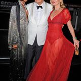 Das Geburstagskind mit seinen beiden Lieblingsmodels: Naomi Campbell in Glitzer-Robe, Mario "The Great Gatsby" Testino und und eine feurig-transparent gekleidete Kate Moss.