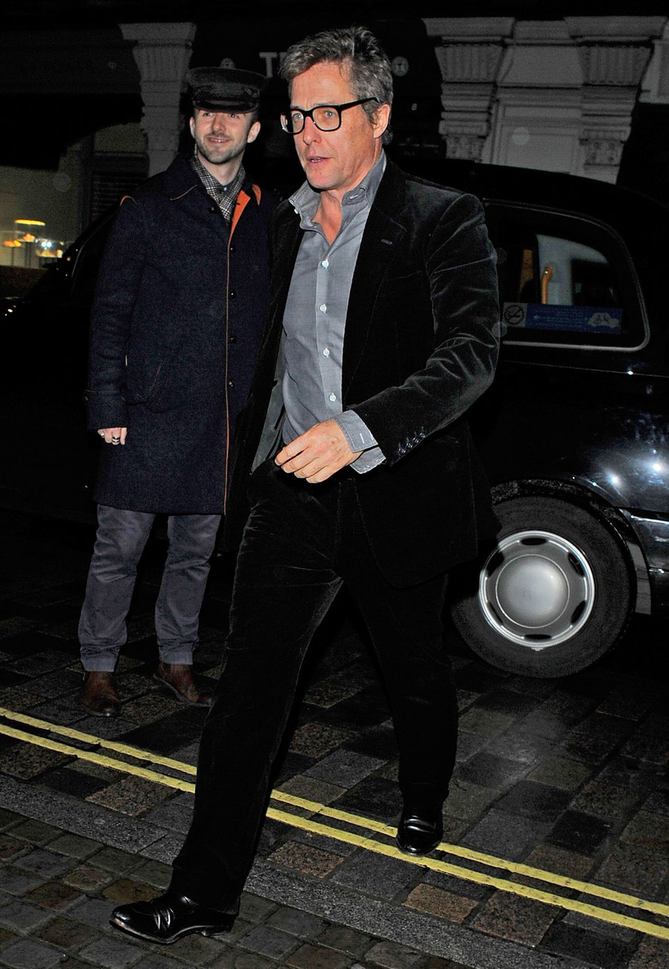 Hugh Grant kommt im schicken Samtanzug zum Chiltern Firehouse.