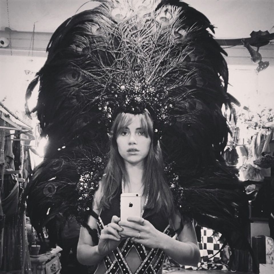 Dieser Feder-Schmuck auf dem Kopf von Model Suki Waterhouse sieht sehr nach Victoria's Secret und damit extrem verdächtig aus. Wenn ihr Instagram-Foto nicht trügt, können die Freundinnen Cara und Suki dieses Jahr eventuell gemeinsam in ihrem Heimatland für das Reizwäsche-Label über den Catwalk laufen. Dieser Feder-Schmuck auf dem Kopf von Model Suki Waterhouse sieht sehr nach Victoria's Secret und damit extrem verdächtig aus. Wenn ihr Instagram-Foto nicht trügt, können die Freundinnen Cara und Suki dieses Jahr eventuell gemeinsam in ihrem Heimatland für das Reizwäsche-Label über den Catwalk laufen.
