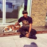 Formel-1-Fahrer Lewis Hamilton entspannt sich in seiner Freizeit am liebsten mit seinen Hunden.
