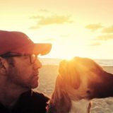 Kevin Spacey twittert ein Selbstporträt von sich mit seinem Hund am Strand von Boston.