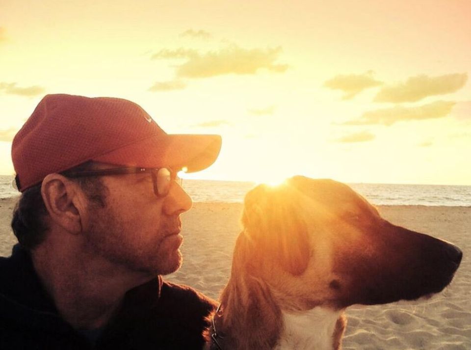 Kevin Spacey twittert ein Selbstporträt von sich mit seinem Hund am Strand von Boston. Kevin Spacey twittert ein Selbstporträt von sich mit seinem Hund am Strand von Boston.