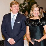 Am ersten Tag des insgesamt zweitägigen Staatsbesuches gibt es zu Ehren der niederländischen Gäste einen Empfang in Seoul. Dafür hat Königin Máxima das Outfit gewechselt und trägt die Haare offen.