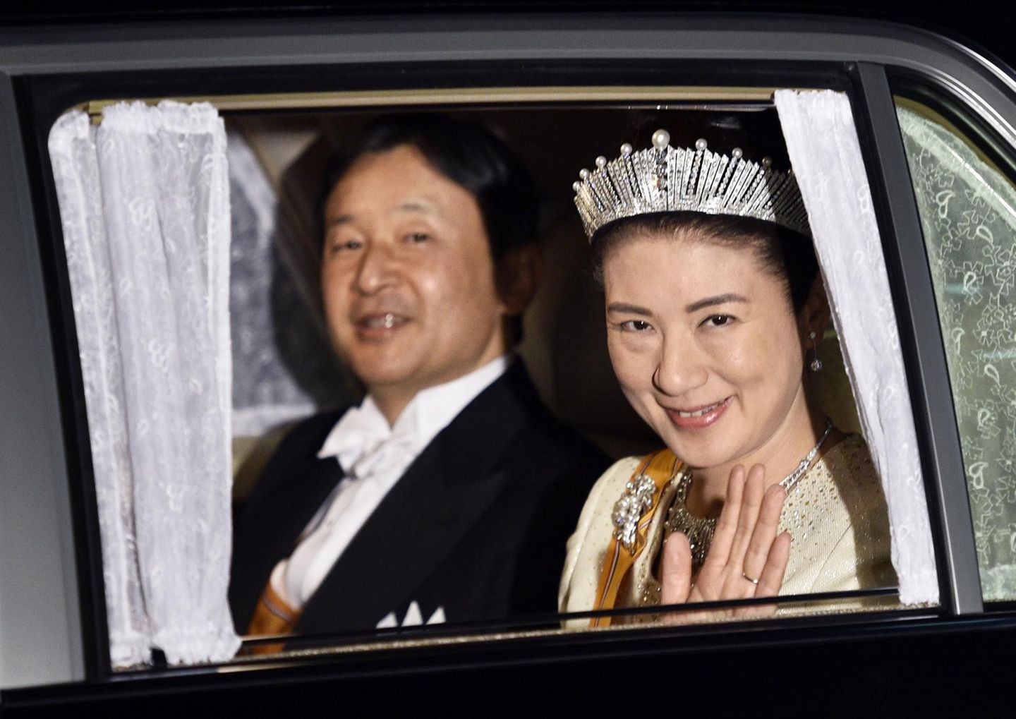 König Willem-Alexander + Königin Máxima: Prinz Naruhito und Prinzessin Masako sind auf dem Weg zum Staatsbankett. Dem Anlass entsprechend trägt die Kronprinzessin ein funkelndes Diamant-Diadem.