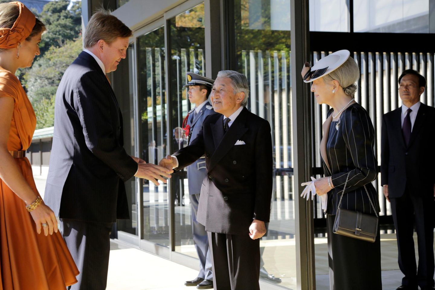 Tag 1  Herzlicher Empfang vor dem kaiserlichen Palast: Kaiser Akihito und Kaiserin Michiko begrüßen das niederländische Königspaar bei der Ankunft.