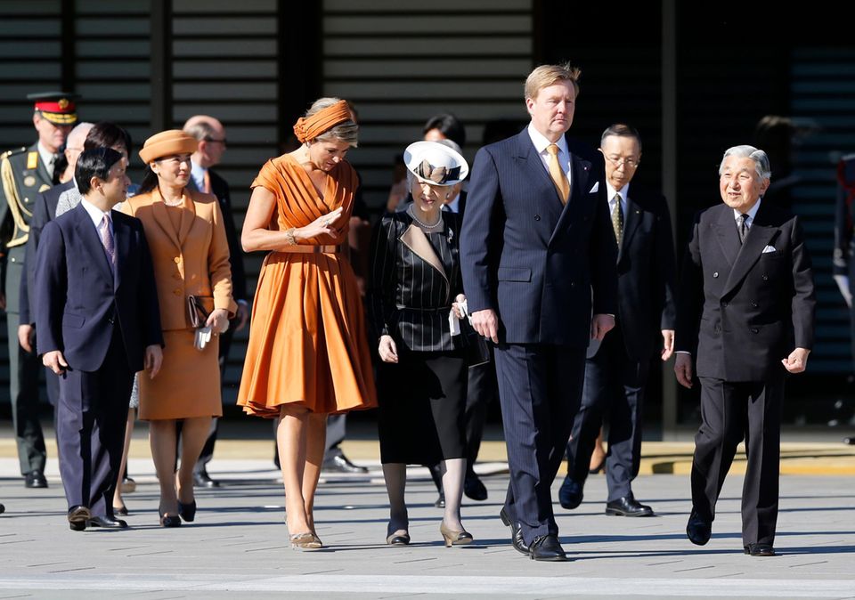 Kaiser Akihito und König Willem-Alexander schreiten voran, ihnen folgen Königin Máxima und Kaiserin Michiko, die sich offenbar angeregt unterhalten. Als drittes Paar ist das japanische Kronprinzenpaar dabei.