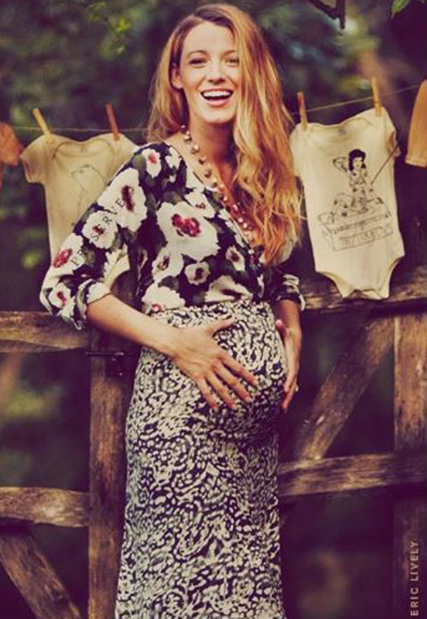 Ein glückliches Händchen für hübsche Umstands-Looks beweist Blake Lively bereits zu Beginn ihrer Schwangerschaft und kombiniert stilsicher unterschiedliche Muster zueinander.