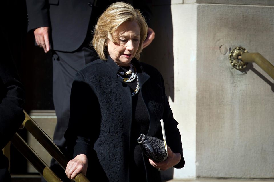 Selbst die ehemalige Außenministerin und Ex-Firstlady Hillary Clinton nimmt sich die Zeit, um zur Trauerfeier zu kommen.