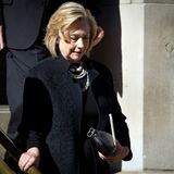 Selbst die ehemalige Außenministerin und Ex-Firstlady Hillary Clinton nimmt sich die Zeit, um zur Trauerfeier zu kommen.