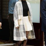 Stimmig und stylisch: Jennifer trägt beim Verlassen ihres Hotels in New York einen Mix aus winterlichen Wollqualitäten in Schwarz, Weiß und Grautönen.