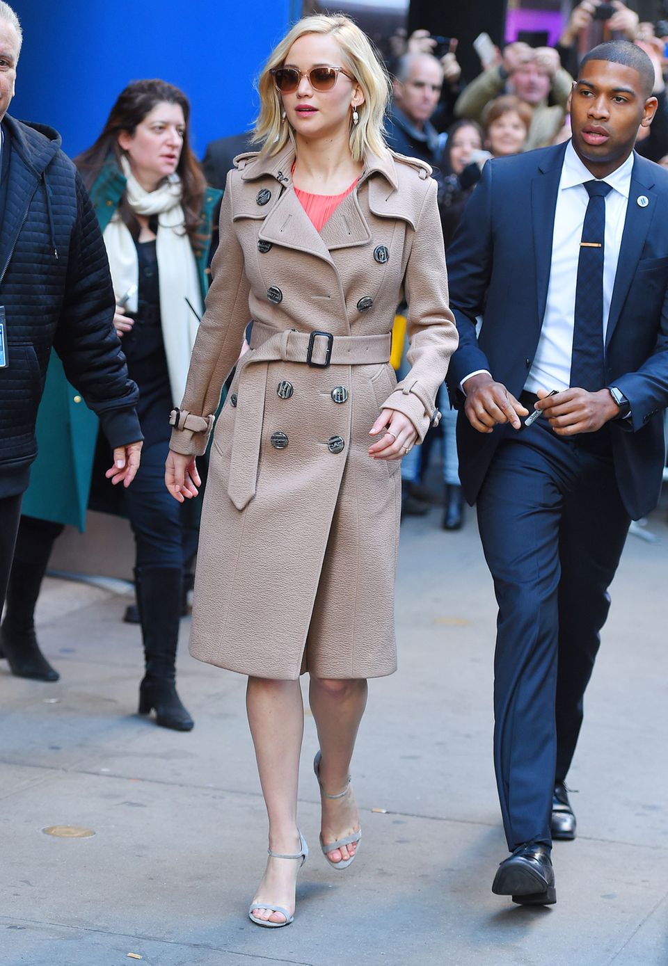 Obwohl sich der Trenchcoat von Jennifer Lawrence farblich eher bedeckt hält, ist er ein echter Hingucker. Sonnenbrille und Pumps stimmt die Schauspielerin gekonnt auf die natürliche Farbwelt ihres Mantels ab und rundet den modernen Winter-Style damit ab.