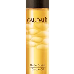 Das Trockenöl mit Trauben-Hibiskus, Sesam- und Arganöl pflegt unsere Haut samtweich. "Huile Divine" von Caudalíe, 50 ml, ca. 17 Euro