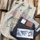 Für die richtige Ausstattung der Buddies sorgt Mustang mit der Oregon Tapered Raw Denim Jeans.