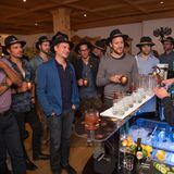 Jetzt geht es an die 1. Challenge der Alpen-Olympiade: Die Buddies müssen bei der Worldclass Experience ihre eigenen Drinks kreieren. Barkeeper Dominik Falger (Brand Ambassador Reserve Brands Diageo) erklärt worauf es dabei ankommt.