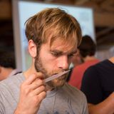 Im Kaisersaal des Hotels (hier Schauspieler Mathis Landwehr) wird fleißig geschnuppert.