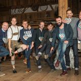 "Yes they can Schuhplattler" - Das Team "Schlaufüchse" mit Markus Spieker (Estée Lauder), Richard von den Voigasplattler, Hans-Bernd Cartsburg (Mustang), Marcus Luft (GALA), Lewin Berner (Sioux), Andreas Haumesser (Haumesser PR), Alexander Mazza und Sören Gottwalt (G+J) geht an den Start.