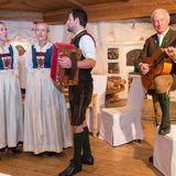 Elisabeth Hauser (Assistentin der Geschäftsführung), Maria Magdalena Hauser-Lederer (Direktor Marketing & PR), Johannes Hauser (Food & Beverage Manager) und Balthasar Hauser (Inhaber Stanglwirt) musizieren bei der Siegerehrung der Alpen-Olympiade des GALA MEN-Buddy-Weekends in der Kaminstube des Stanglwirt.
