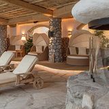 Am Nachmittag können die Buddies im 12.000qm großen Stanglwirt-Spa zum Beispiel bei einem Kiehl's Refueling Weekend Facial oder einer Massage entspannen.