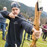 Beim Bogenschießen müssen die Buddies (hier Mathis Landwehr) ihre Treffsicherheit unter Beweis stellen.