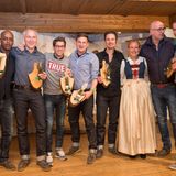 Maria Hauser (Stanglwirt) verkündet das Siegerteam der Alpen-Olympiade: Die "Edelweisen" mit Yared Dibaba, Marc Freyberg (Brax), Simon Hoecker (Jacques Britt), Lars Niemann (G+J), John Schlüter (Thomas Sabo), Dietmar Axt (Mustang) und Hannes Rahlenbeck (G+J) können sich über den Sieg freuen.