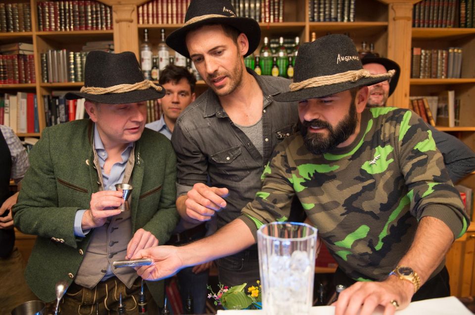 Das Team "Schlaufüchse" (hier im Bild Markus Spieker (Estée Lauder), Alexander Mazza, Andreas Haumesser (Haumesser PR)) versucht mit der richtigen Dekoration zu punkten. Das Team "Schlaufüchse" (hier im Bild Markus Spieker (Estée Lauder), Alexander Mazza, Andreas Haumesser (Haumesser PR)) versucht mit der richtigen Dekoration zu punkten.
