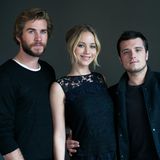 New York  Liam Hemsworth, Jennifer Lawrence und Josh Hutcherson posieren in New York für ein gemeinsames "The Hunger Games: Mockingjay - Part 1"-Cast-Foto.