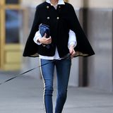 Fashionista Olivia Palermo sieht sogar beim Gassigehen immer stylisch aus, besonders hier im goldbeknopften Cape zur Slim-Jeans.