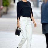 Auch It-Girl Nicole Richie ist von dem umgerechnet 840€ teuren Balenciaga-Oberteil begeistert. Sie setzt allerdings auf Eleganz und stylt zum Designer-Oberteil eine schicke Hose.