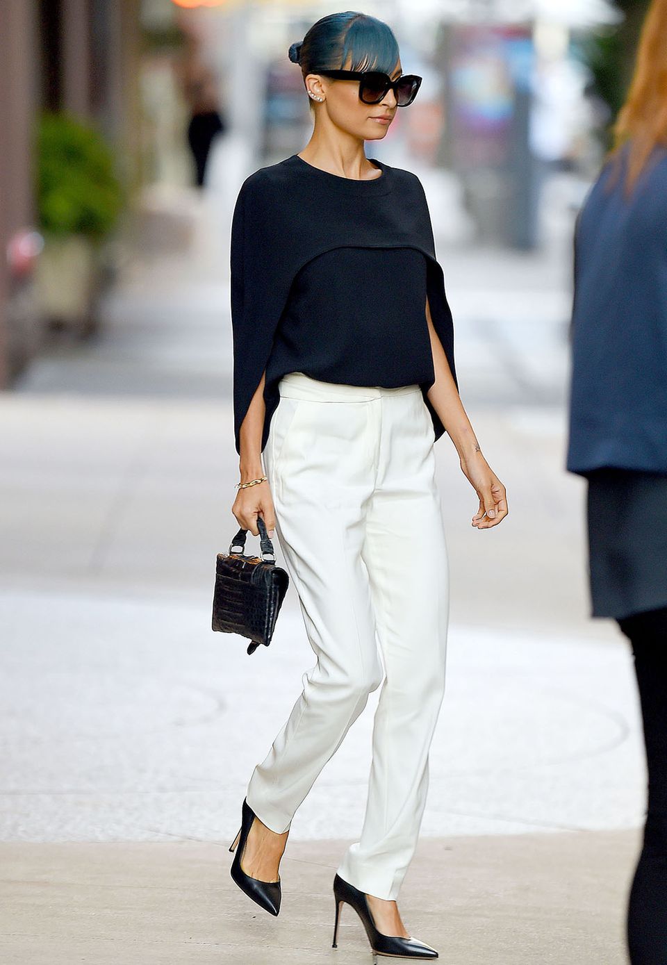 Auch It-Girl Nicole Richie ist von dem umgerechnet 840€ teuren Balenciaga-Oberteil begeistert. Sie setzt allerdings auf Eleganz und stylt zum Designer-Oberteil eine schicke Hose. Auch It-Girl Nicole Richie ist von dem umgerechnet 840€ teuren Balenciaga-Oberteil begeistert. Sie setzt allerdings auf Eleganz und stylt zum Designer-Oberteil eine schicke Hose.