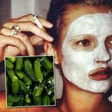 Man könnte fast annehmen, dass Kate Moss sich haltbar räuchert. Stattdessen schwört das Supermodel auf frisches Gurkenwasser. Naheliegend bei dem hohen Wassergehalt des leckeren Gemüse und tatsächlich ein sehr alter Beauty-Trick.