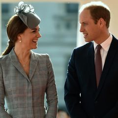 21. Oktober 2014: Zum ersten Mal seit Bekanntgabe ihrer zweiten Schwangerschaft im September zeigt sich Herzogin Catherine wieder in der Öffentlichkeit. Gemeinsam mit Prinz William und anderen Mitgliedern der königlichen Familie ist sie beim Empfang des Präsidenten von Singapur dabei. Die Schwangerschaftsübelkeit scheint sie glücklicherweise überwunden zu haben.
