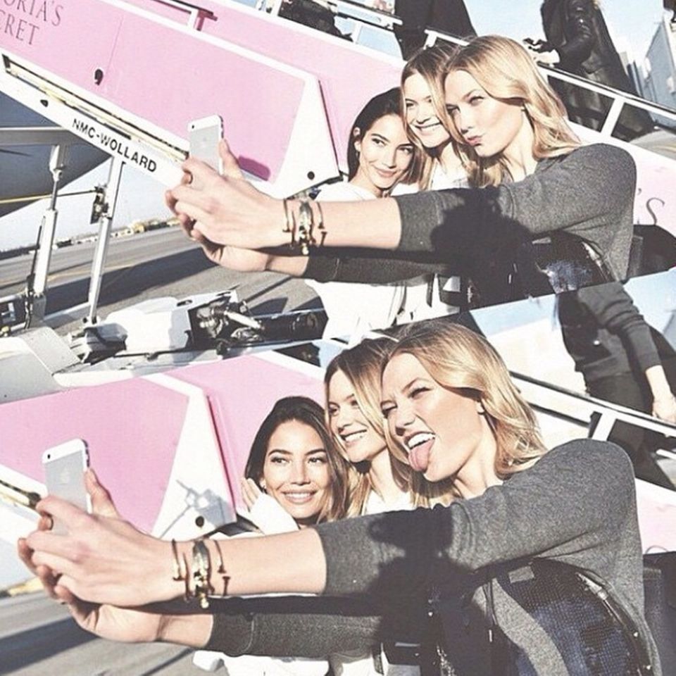 Für persönliche Andenken sorgt Karlie Kloss. Sie schießt witzige Selfies zusammen mit Lily Aldridge und Behati Prinsloo.