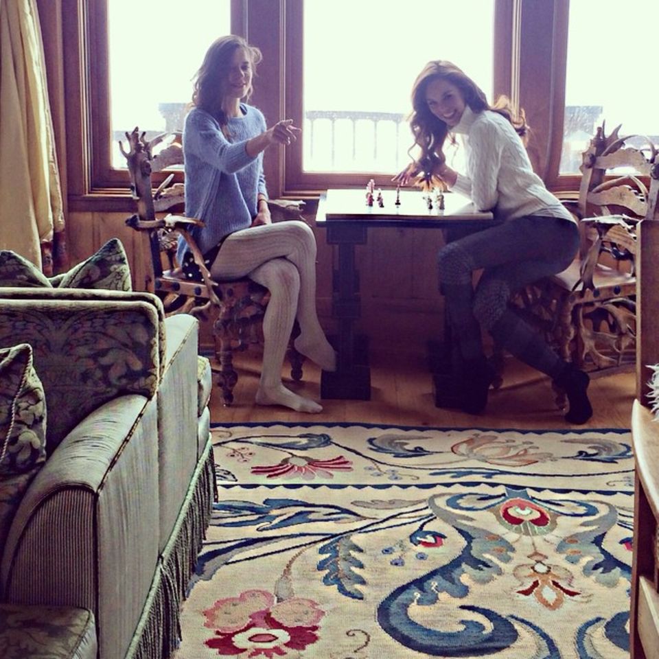 Liliana Matthäus spielt mit einer Freundin Schach. Liliana Matthäus spielt mit einer Freundin Schach.