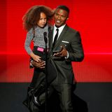 Jamie Foxx trägt stolz seine Tochter Annalise, als er den Award für das beste Rap/Hip-Hop-Album ankündigt.