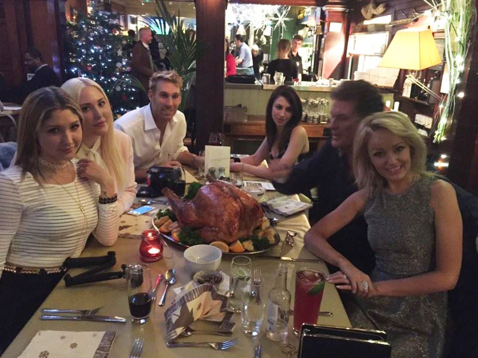 David Hasselhoff feiert mit seiner Famile in einem Restaurant und schriebt auf Twitter zum Bild: "Missing my dad but I know he is watching from heaven!" David Hasselhoff feiert mit seiner Famile in einem Restaurant und schriebt auf Twitter zum Bild: "Missing my dad but I know he is watching from heaven!"