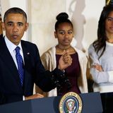 Während Präsident Barack Obama traditionell einen Truthahn begnadigt, sehen seine Töchter Malia und Sasha eher gelangweilt aus.