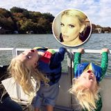 Jessica Simpson teilt ein Bild von ihren beiden "wilden Truthähne" Maxwell und Ace. Die Familie unternimmt am Feiertag einen Bootsausflug auf dem Lake Austin in Texas.
