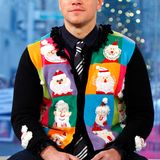 Auffallend kitschig und völlig überladen ist die Strickjacke, die Matt Damon 2011 in einer Talk-Show trägt. Seiner verschmitztes Lächeln lässt jedoch erahnen, dass es sich hierbei um einen Scherz anstatt um eine Geschmacksverirrung handelt.