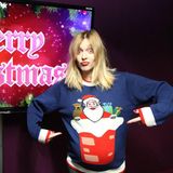 Wie ein übergroßer Kinderpulli wirkt das Modell von Fearne Cotton, die stolz das süße Motiv ihre Pullovers präsentiert.