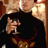Mit diesem Rollkragenpullover geht Colin Firth in die Filmgeschichte der Liebeskomödien ein. Als er ihn in "Bridget Jones" trägt, wird die gleichnamige Hauptfigur dank des gigantischen Rentieres auf ihn aufmerksam und bringt die zwei später zusammen.