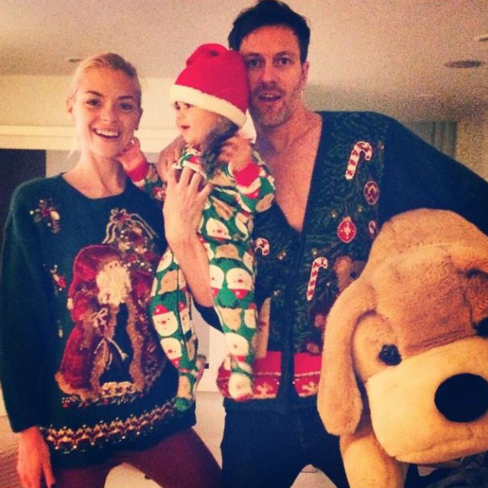 Eine Familie in Festtagslaune: Jaime King, der kleine James und Kyle Newman schicken per Instagram Weihnachtsgrüße und liegen im Wettbewerb der hässlichsten Weihnachtspullis damit ganz weit vorne.
