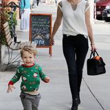 Der kleine Sohn von January Jones, Xander, ist trotz angenehmer Temperatur Kaliforniens schon im Weihnachts-Feeling und versprüht seine Vorfreude durch einen niedlichen Pullover mit verspieltem Print.